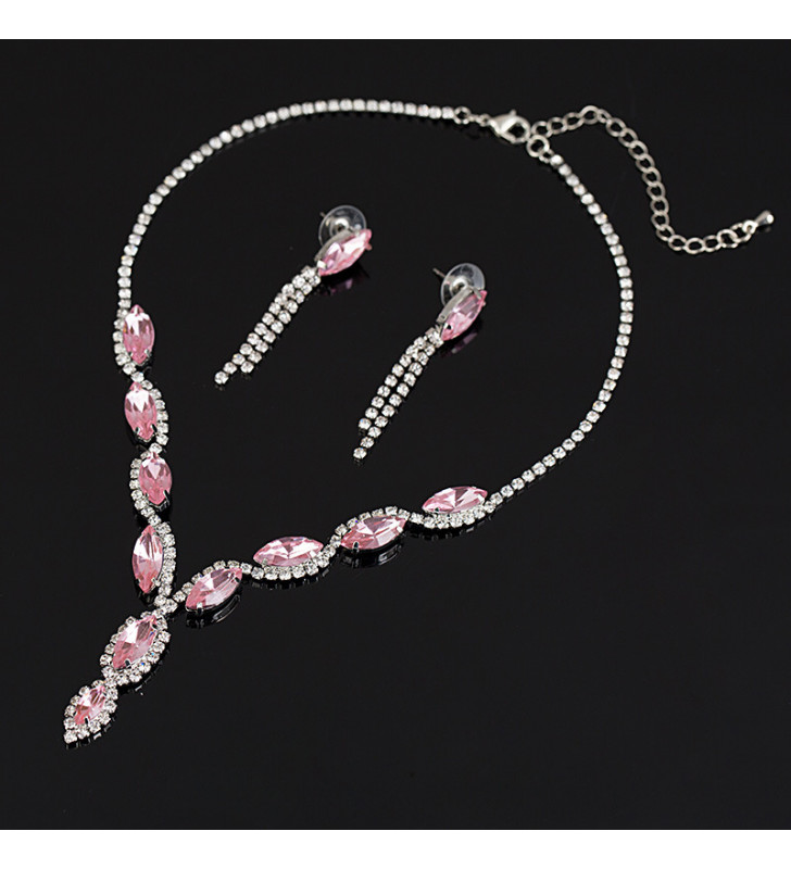 Ensemble de boucles d'oreilles collier de diamants en cristal de goutte d'eau exquise en vente sur rosadestock