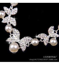 Ensemble collier, boucles d'oreilles et coiffe avec perles en vente sur rosadestock