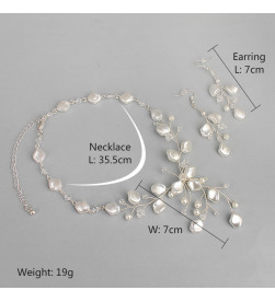 Collier et boucles d'oreilles de perles de forme spéciale atmosphérique en vente sur rosadestock