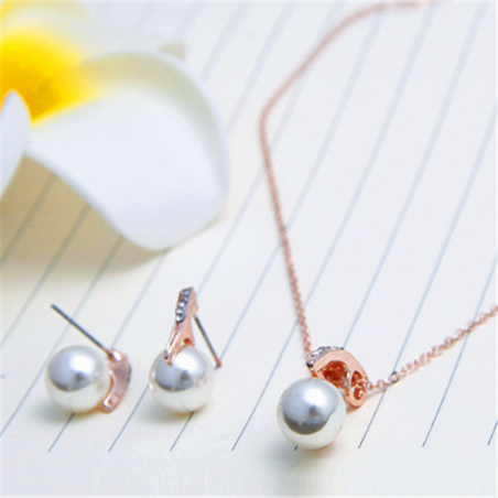 Ensemble collier de perles en vente sur rosadestock
