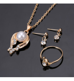Collier, boucles d'oreilles et bague diamant et perle en vente sur rosadestock