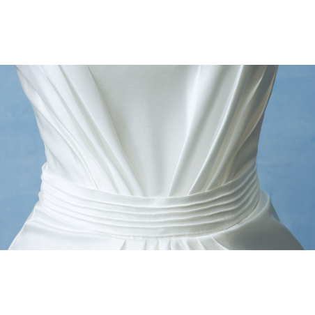 Robe de mariée en satin à col montant  en vente sur rosadestock